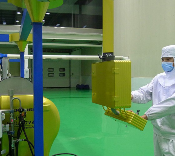 公司擁有三條原裝進(jìn)口冷榨橄欖油加工生產(chǎn)線，兩條德國(guó)福樂偉和一條意大利貝亞雷斯單一品種生產(chǎn)線，日加工鮮果能力達(dá)560噸，通過(guò)低溫純物理冷榨最大..